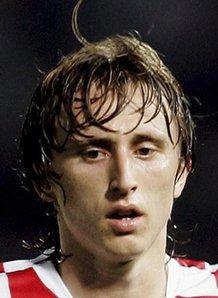 张琳艳赛后和凯莉交换球衣，后者直接把中国队球衣穿在身上